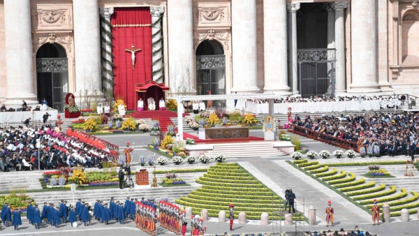 Over 35,000 Easter flowers will again cover St. Peter's Square